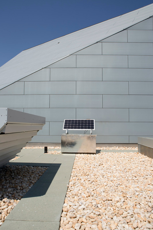 Fixed Air: solar-powered system, mylar, Li-Cor gas analyzer on ICA's roof, Spring 2018. Image courtesy of the artist.